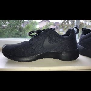 All Black Nike Roshe